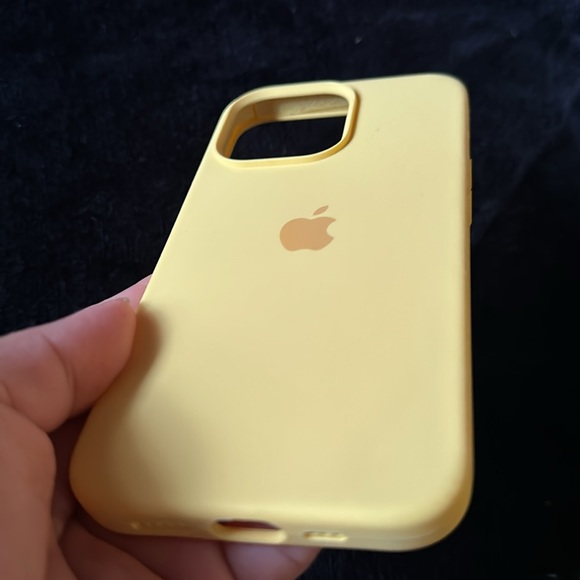 iPhone 14 yellow apple case - Picture 3 of 3